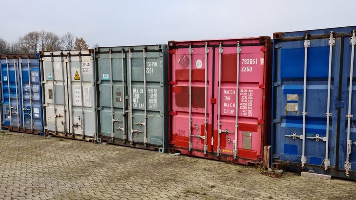 Aneinandergereihte 20-Fuß-Container (zur Vermietung)